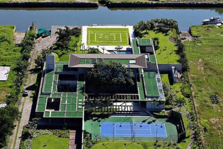 Məşhur futbolçunun evi qarət olndu