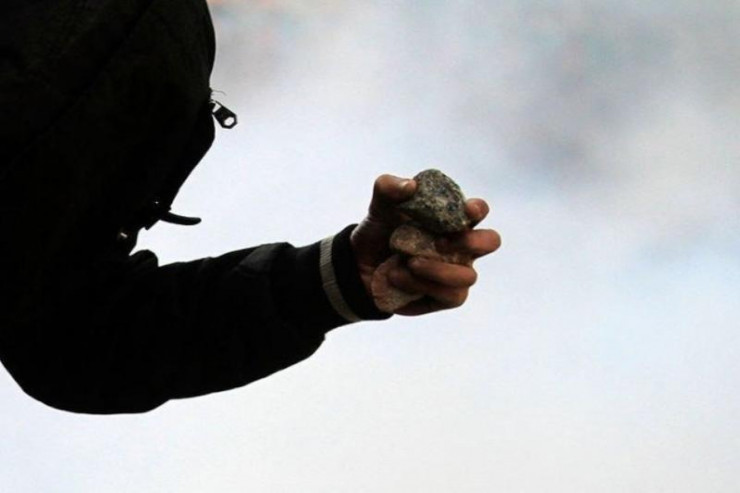 Gözətçinin başına daş vurub pulunu aldı