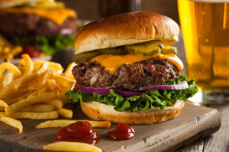  İnsan əti dadı verən   burger hazırlandı