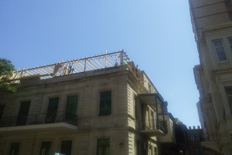 Bakıda  tarixi binanın damında   mansard tikiləməsinin qarşısı alındı