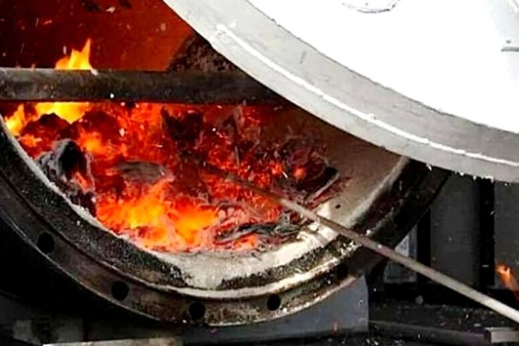 Rusiya hərbçiləri həlak olmuş əsgərlərin meyitlərini yandırırlar