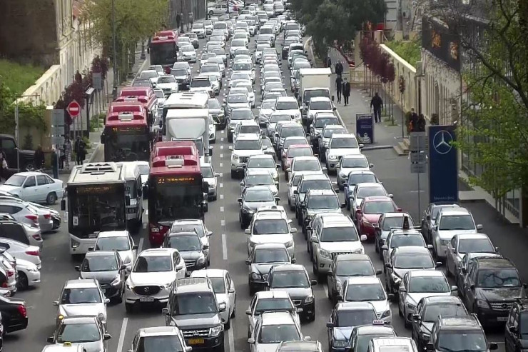 100-dən çox avtobus tıxacda qalıb -  SİYAHI 