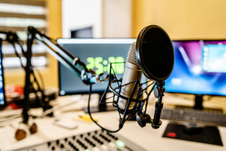 Radio yayımçısı lisenziyası üçün müsabiqə elan edildi - SİYAHI 