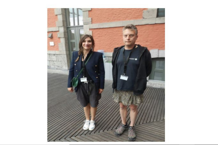 Parlamentə girmək üçün rejissor kişi yubka geyindi