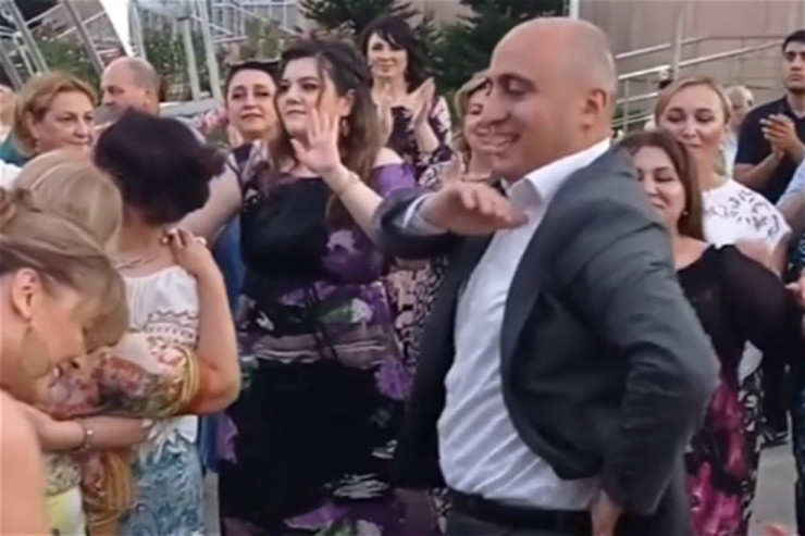 Azərbaycanlı nazir internat məktəbindəki  toyda rəqs   etdi - VİDEO 