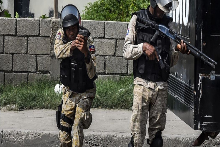 Haiti polisi külli miqdarda silah ələ keçirdi