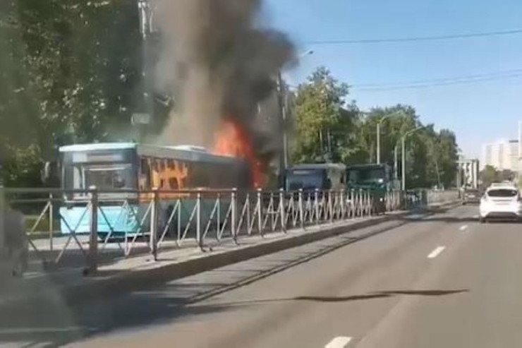 Bu şəhərdə sərnişin  avtobusu yandı 