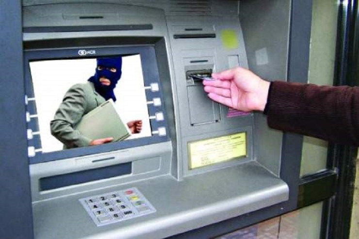 Bakıda vətəndaşın bank kartlarını bu yolla ALDILAR 
