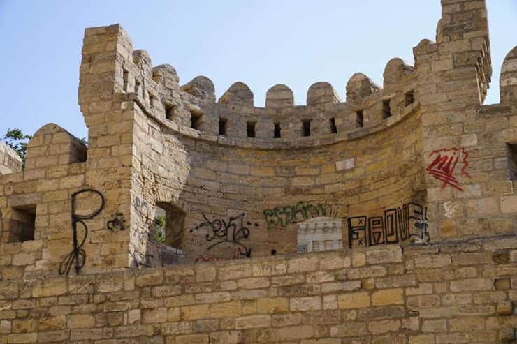 İçərişərdə divarları yazanlara  XƏBƏRDARLIQ   edildi - FOTO 