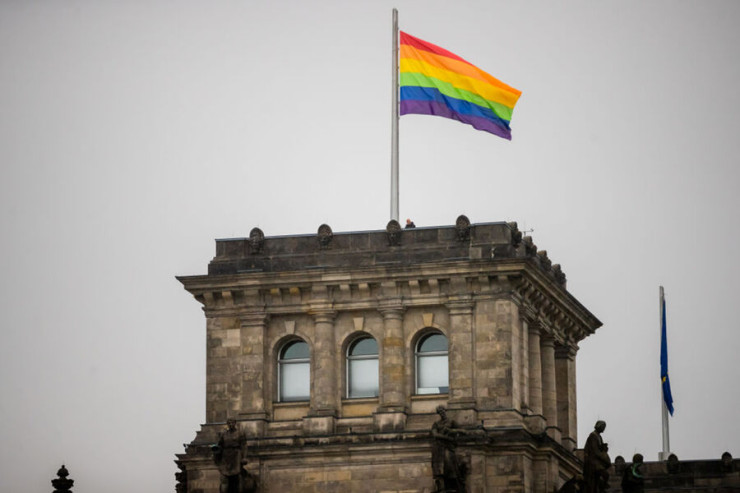 Bundestaq binası üzərində LGBT bayrağı asıldı – İLK DƏFƏ 