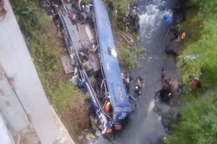 Avtobus dərəyə aşdı,  24 nəfərin meyiti   çaya səpələndi - FOTO 