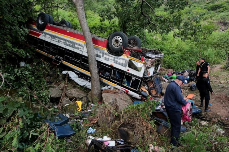 Avtobus dərəyə aşdı,  16 nəfər öldü  