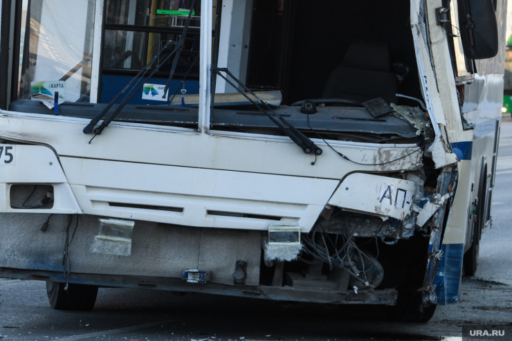 Avtobusla minik maşını toqquşdu, 3 nəfər ÖLDÜ 