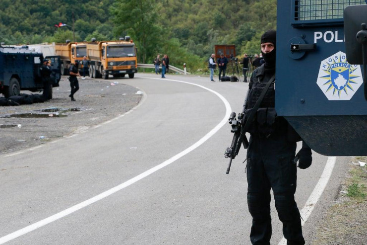 Serblər Kosovoda barrikada qurur