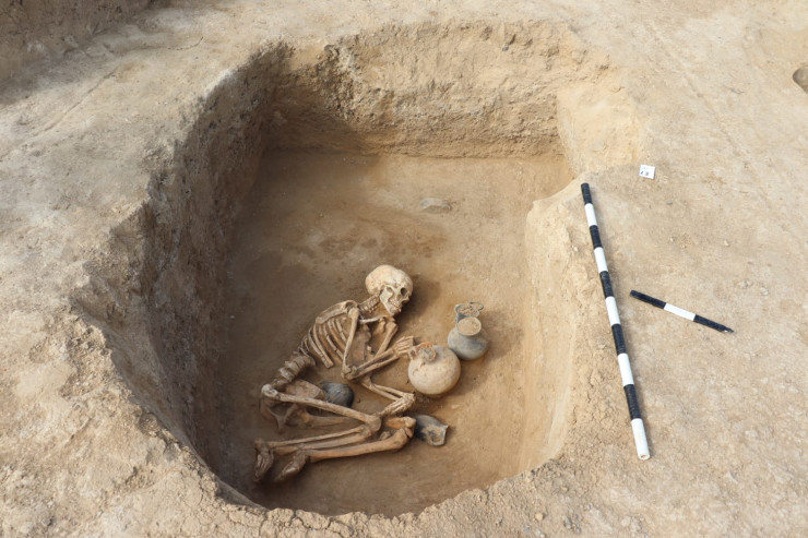 Bu qəbirlərdə ölülər qoşa dəfn olunub 