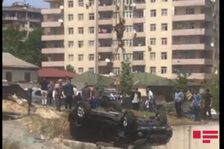 Bakıda dərəyə aşan avtomobil