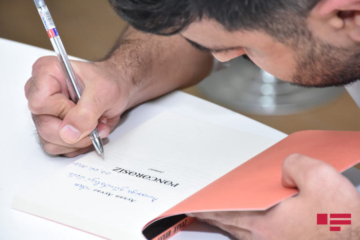 Ayxan Ayvaz “Pəncərəsiz” i təqdim etdi