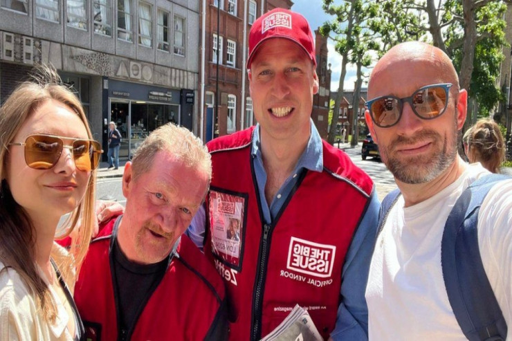 Kembric hersoqu şahzadə Uilyam jurnal satarkən görüntüləndi