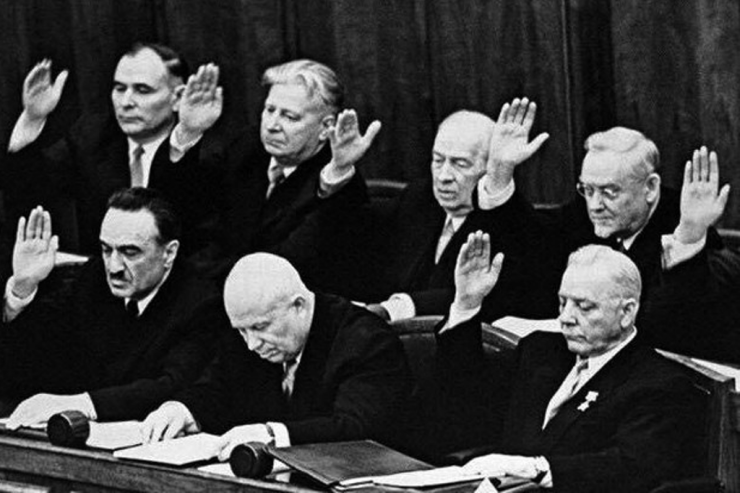 Xruşşov istefa verəndən sonra  niyə ağlamışdı? 