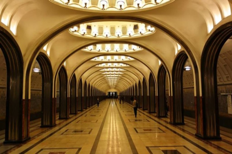   Moskva metropolitenində sərnişin... 