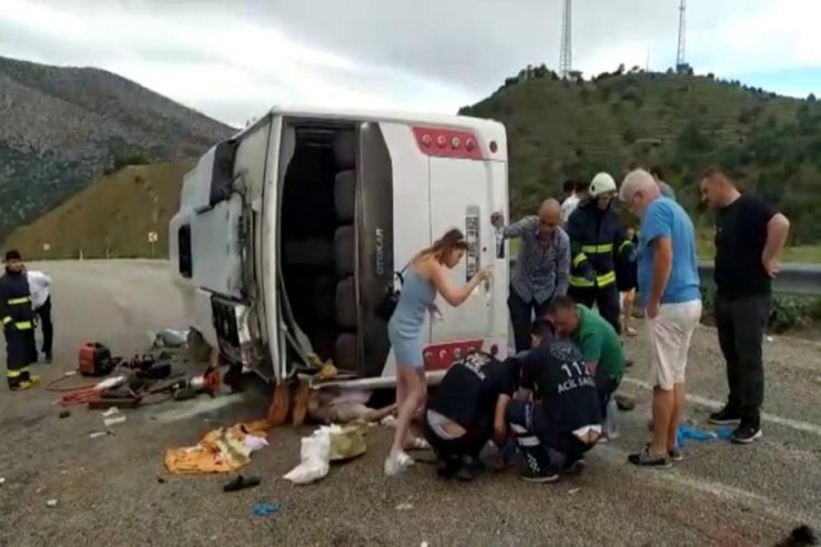 Turistləri daşıyan  avtobus aşdı:   1 nəfər öldü, 22 nəfər yaralandı - FOTO 