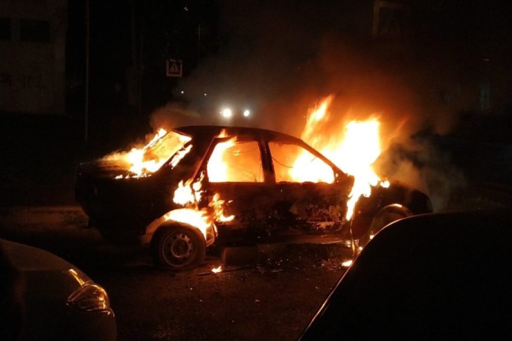 Qadın KİŞİNİ maşında qandallayıb  DİRİ-DİRİ YANDIRDI 