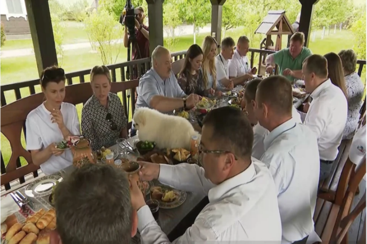 Lukaşenko bunu da etdi: məmurlara stolun üstündəki itlə birgə yemək yedizdirdi - VİDEO 
