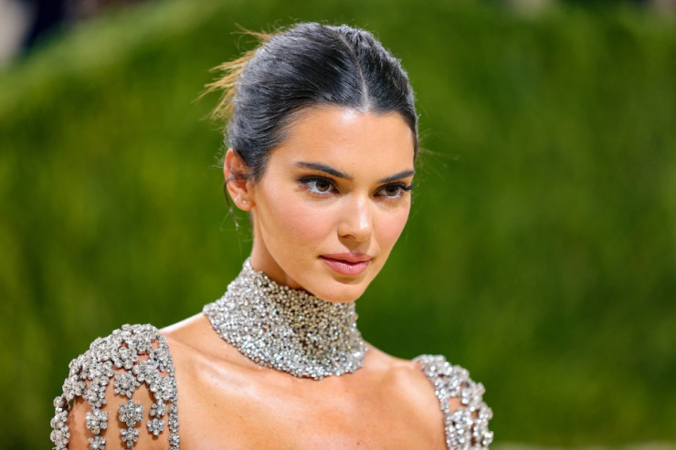 Supermodelin biədəb fotosuna 9 milyon bəyənmə gəldi