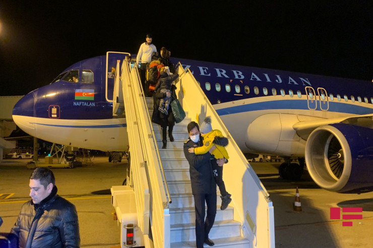 Ukraynadan təxliyə edilən Azərbaycan vətəndaşları Bakıdadır -FOTO 