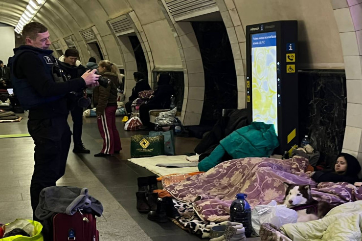 Dünya Kiyev metrosundakı bu görüntülərdən danışır - TƏSİRLİ FOTO -VİDEO 