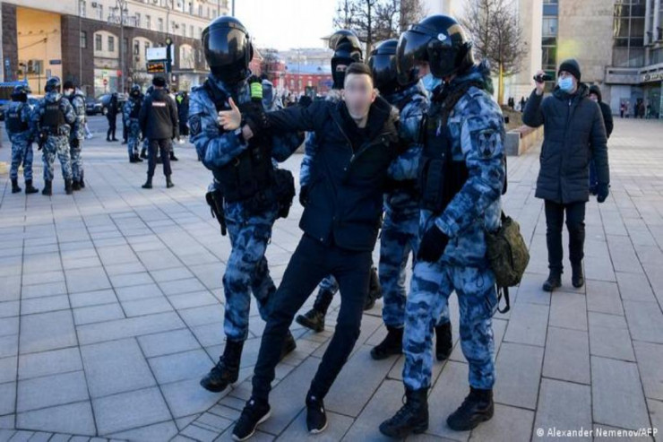 Rusiyanın 48 şəhərində  müharibəyə qarşı etiraz:   2500-ə yaxın insan saxlanılıb