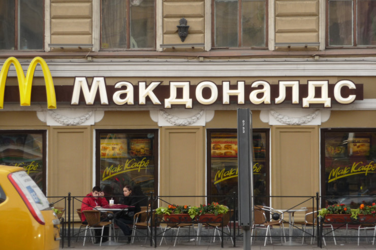 “McDonald’s” fəaliyyətini  DAYANDIRIR  