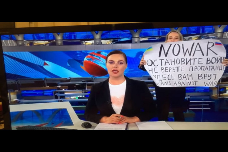 "Müharibəyə yox!" plakatı açan redaktor  SAXLANILDI   - <span class=" red_color"> VİDEO  - YENİLƏNİB  
