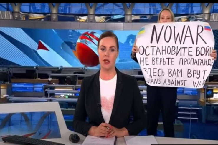 Canlı yayımda plakat açan televiziya əməkdaşı cərmələndi