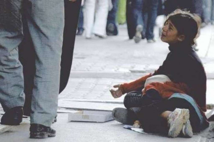 Bakıda kişi bacısı qızını diləndirdi -  FOTO 