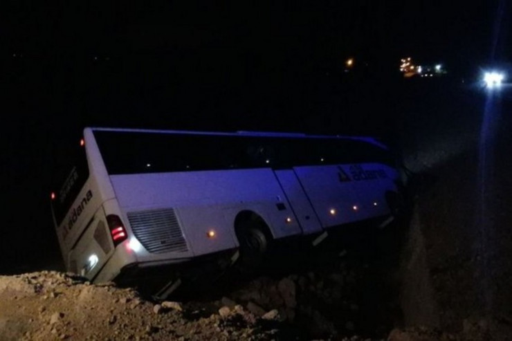 Şəhərlərarası sərnişin avtobusu  qəzaya uğradı  