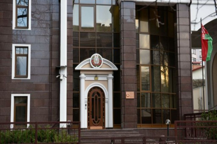 Sonuncu Belarus diplomatı Ukraynanı tərk etdi