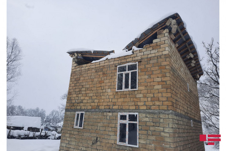 Azərbaycanda qarın ağırlığından evlərin damı uçdu -FOTO 