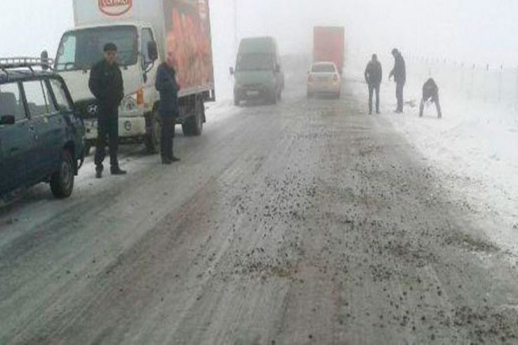 Sürücülərin  NƏZƏRİNƏ:   Sabah bu yollar buz bağlayacaq
