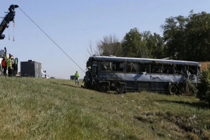 Avtobus  uçuruma düşdü,   məktəblilər  öldü   