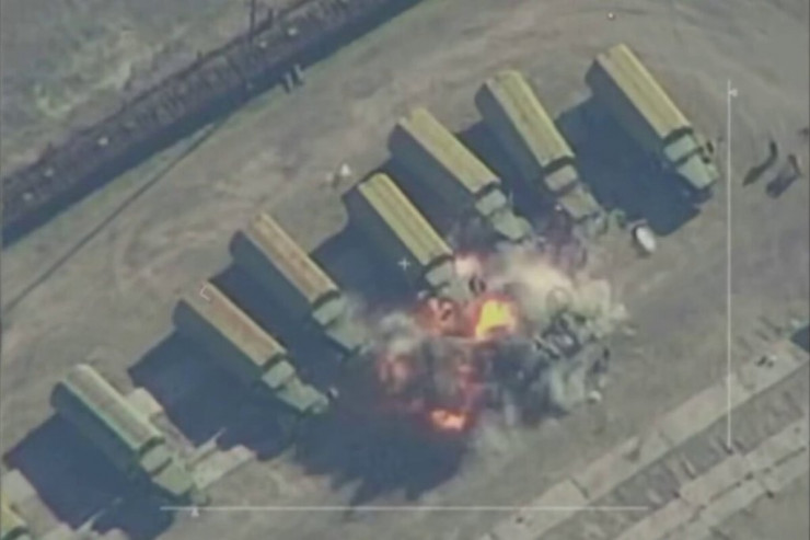 Su-34 Ukrayna ordusunun anbarlarını və texnikasını belə məhv etdi - VİDEO 