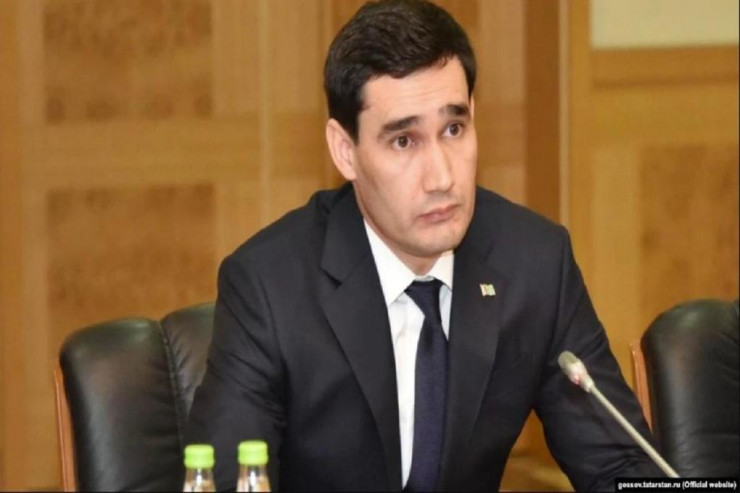 Türkmənistanda polislər yeni prezidentin portretlərini  taksi sürücülərinə satır 