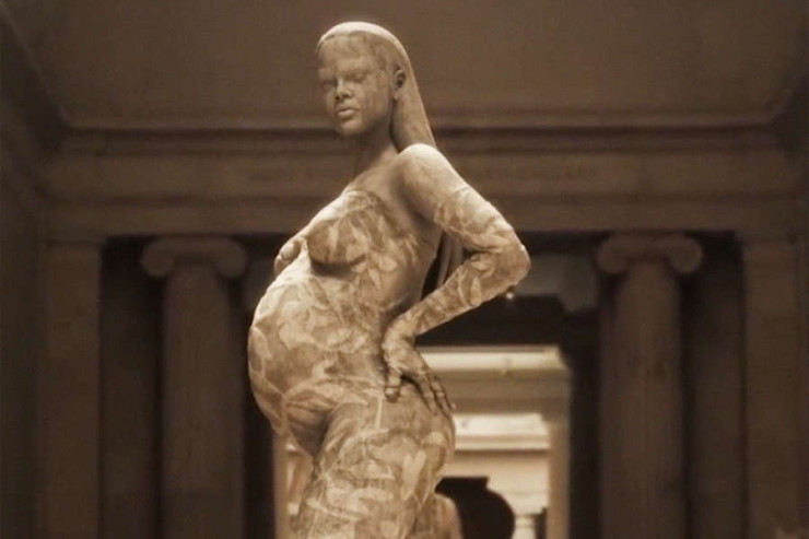 Məşhur müğənninin  hamilə heykəli   yaradıldı