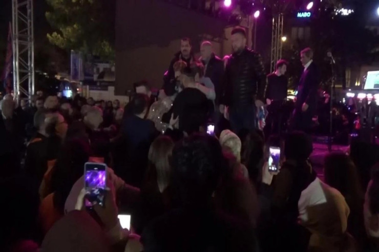 Məşhur müğənni səhnədə  yıxıldı  -  XƏSTƏXAYA APARILDI   - FOTO 