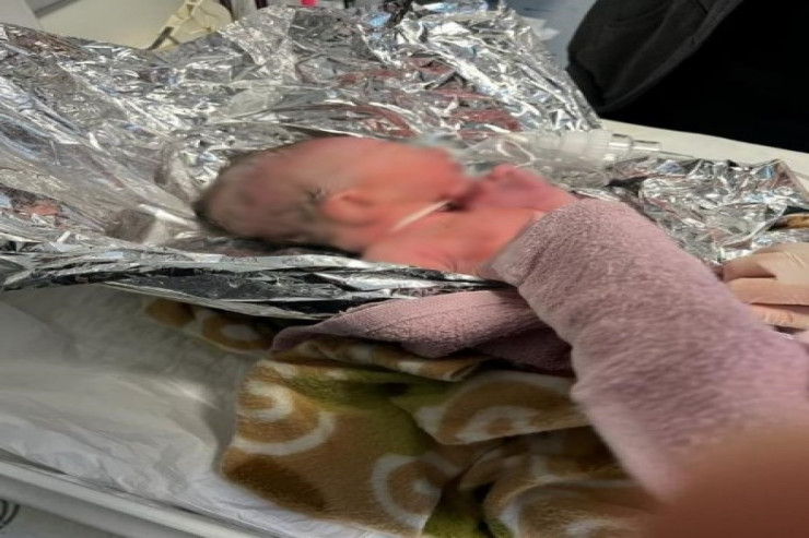 Küçədə  uşaq dünyaya gətirən   qadın körpəsini çantaya qoyub qaçdı - FOTO 