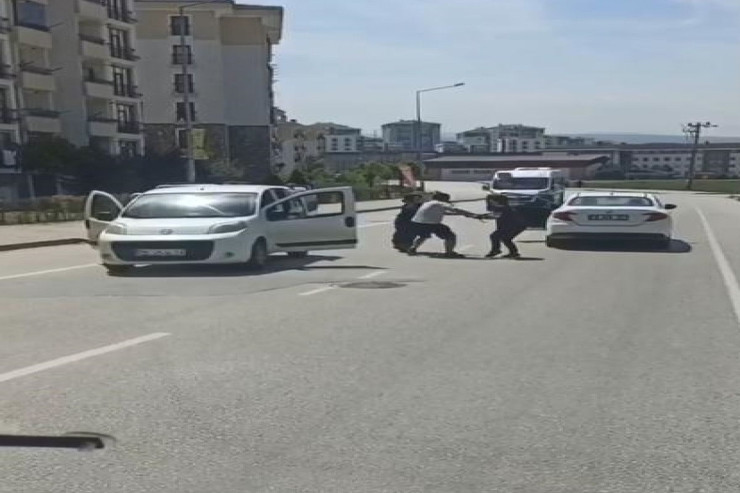 Bir-birinə  yol vermədiyinə görə   dava başladı - VİDEO  