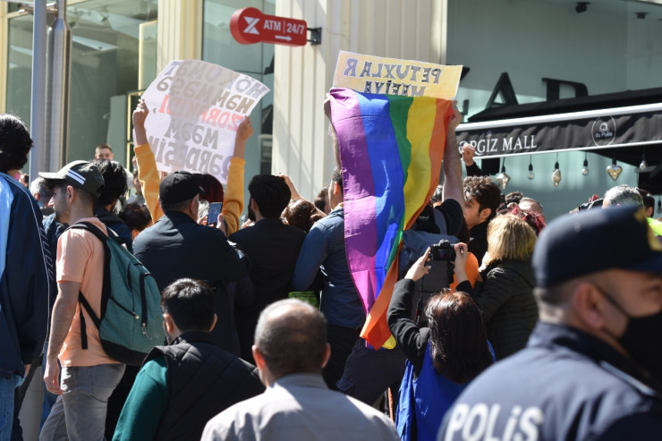 Bakıda yürüş: LGBT bayrağı qaldırdılar, polisə qarşı şüar dedilər və dağılışdılar - FOTO 