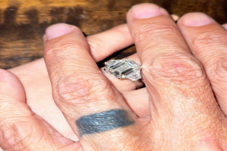 Məşhur müğənninin keçmiş əri modellə evlənir:  Özündən 30 yaş kiçikdir 