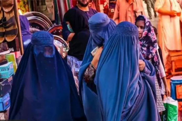 Əfqanıstanda BURKA  məcburiyyəti: "Bizi qəfəsə salırlar..." 