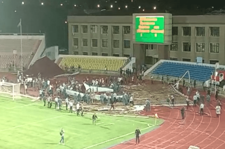 Futbol oyununda stadionun  DAMI UÇDU   - VİDEO 